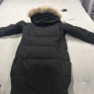 Canada Goose Shelbur Parka/Black Label Size Large. Never been worn.